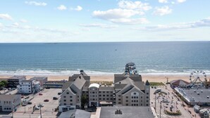 A coastal hotel with a view of the beach and ocean. - Grand Victorian unit 309, 3 bedrooms (Old Orchard Beach)