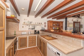 Fridge, microwave, oven, coffee/tea maker