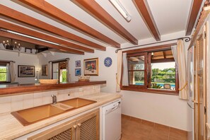 Kylskåp, mikrovågsugn, ugn och kaffe- och tebryggare