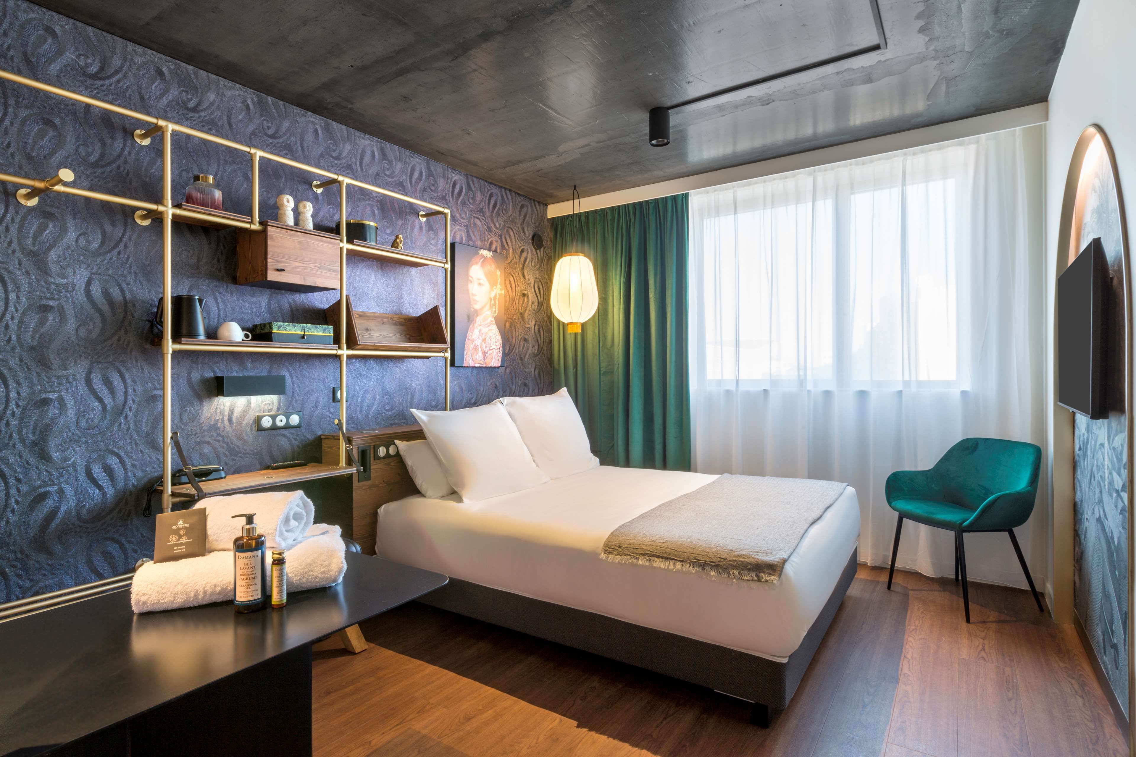 standard room, 1 queen bed, non smoking | premium bedding, pillow-top beds, in-room safe, individually furnished