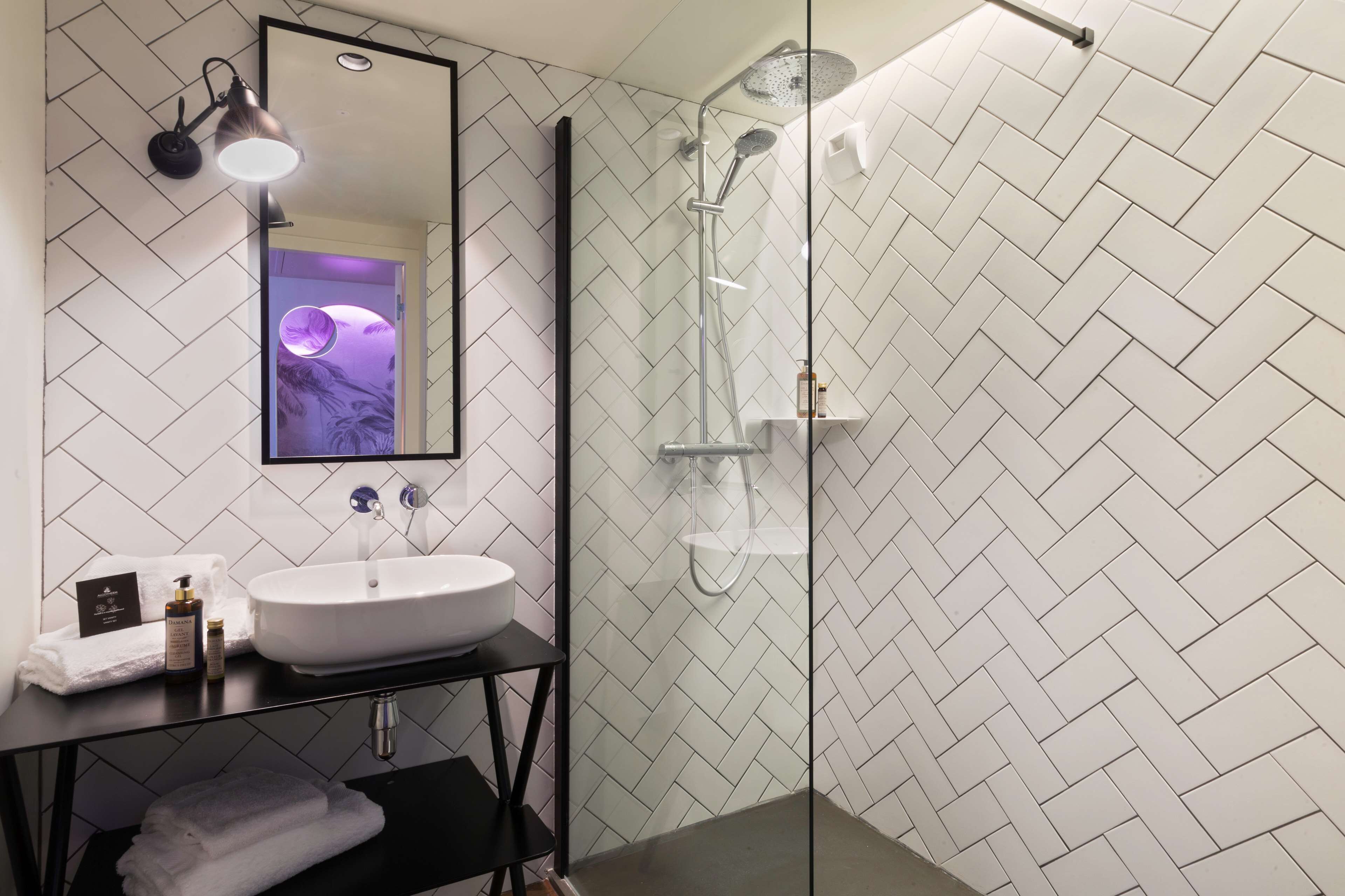 rainfall showerhead, free toiletries, hair dryer, towels