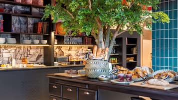Tägliches Frühstücksbuffet (18 EUR pro Person)
