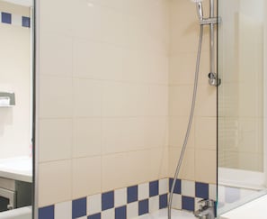 Hair dryer, towels - Bright studio apartment with parking and balcony (Issy-les-Moulineaux)
