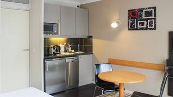 Réfrigérateur, micro-ondes, lave-vaisselle, cafetiÚre/bouilloire