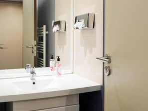 Hair dryer, towels - Bright studio apartment with parking and balcony (Issy-les-Moulineaux)