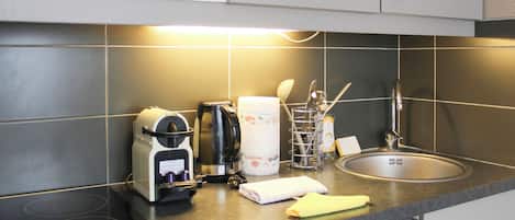 Réfrigérateur, micro-ondes, lave-vaisselle, cafetière/bouilloire