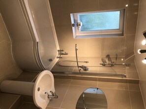 Douche, sèche-cheveux, serviettes fournies
