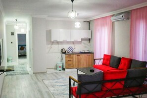 Apartment, 2 Schlafzimmer | Eigene Kochnische | Kühlschrank, Herdplatte, Wasserkocher, Kochgeschirr/Geschirr/Besteck