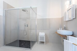 Dusche, Haartrockner, Handtücher, Seife