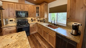 Luxury Cabin | Private kitchen | Full-sized fridge, microwave, oven, stovetop - Pioneer (Oakhurst)