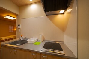 Fridge, microwave, stovetop, cookware/dishes/utensils