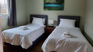 Cabaña Confort, 2 habitaciones, para no fumadores, vista al lago | 1 habitación y ropa de cama