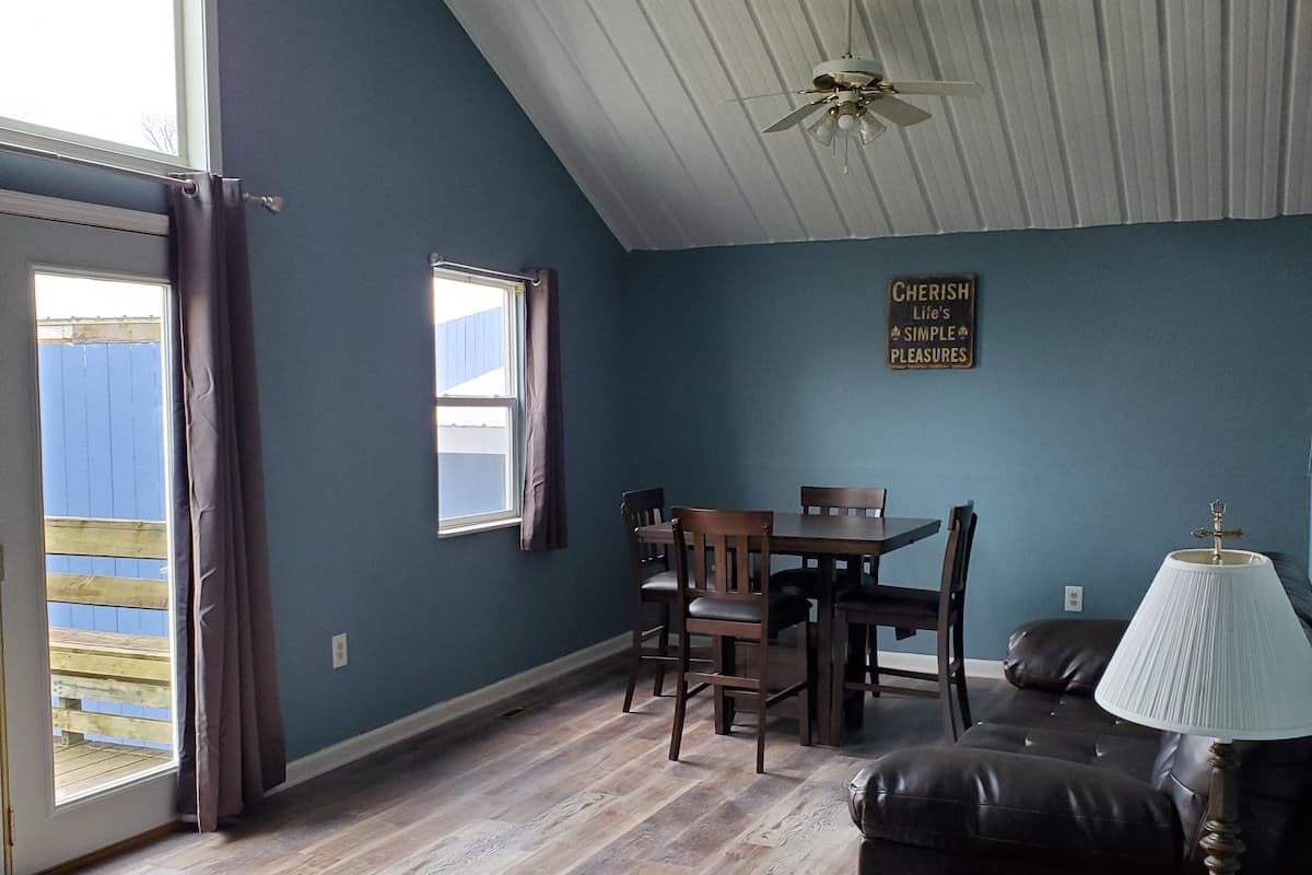 Grand Cabin, 4 Bedrooms, Non Smoking, Lake View | Living area