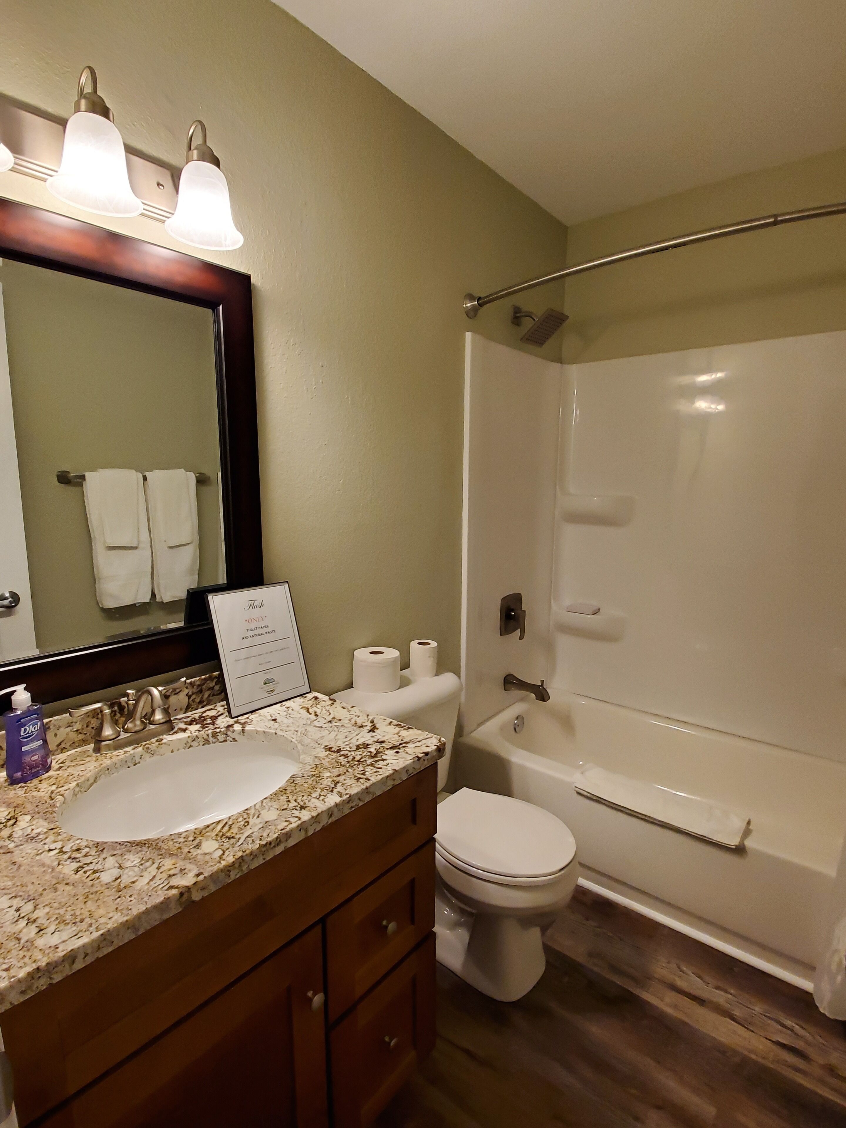 Une salle de bain avec un lavabo, un miroir et un espace douche.