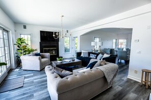 Smart TV, chimenea, libros y estéreo 