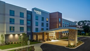 A Fairfield Inn & Suites hotel with a modern design, featuring a prominent entrance and a landscaped driveway. - Fairfield Inn & Suites by Marriott Somerset (Somerset)