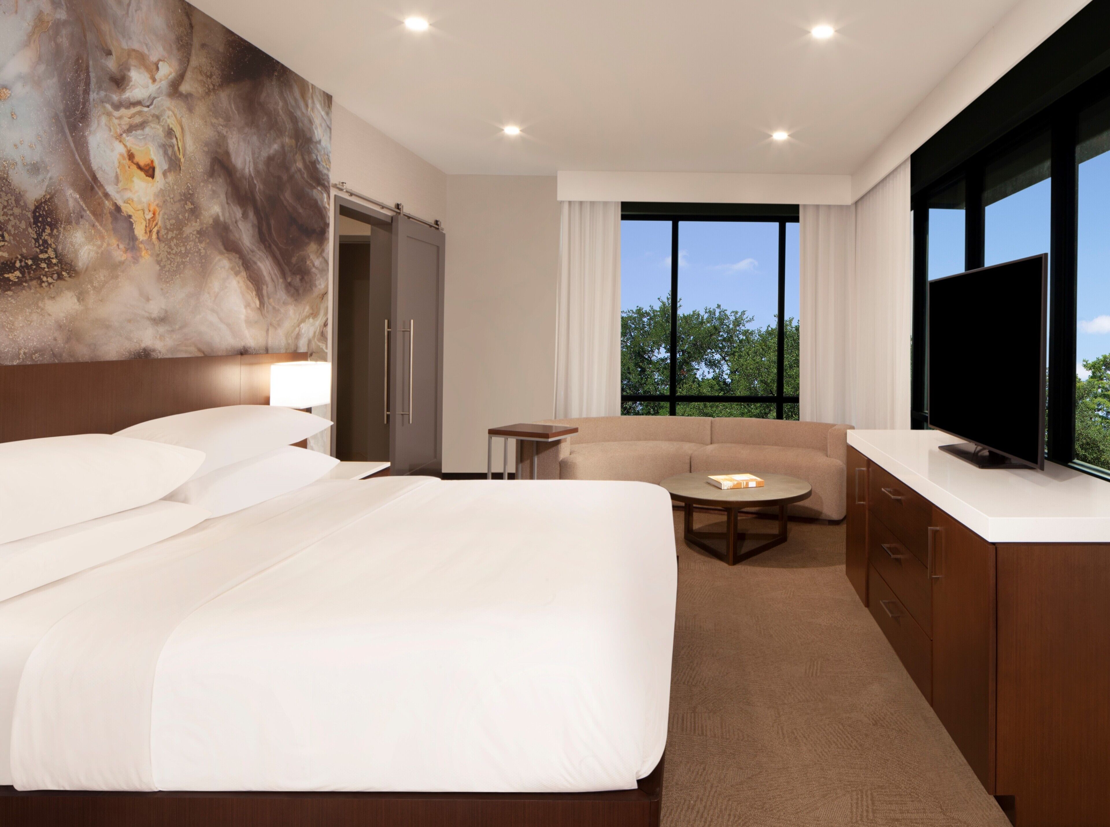 executive room, 1 king bed, corner | 1 bedroom, desk, laptop workspace, iron/ironing board