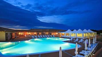 Seasonal outdoor pool
