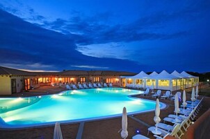 Una piscina al aire libre de temporada