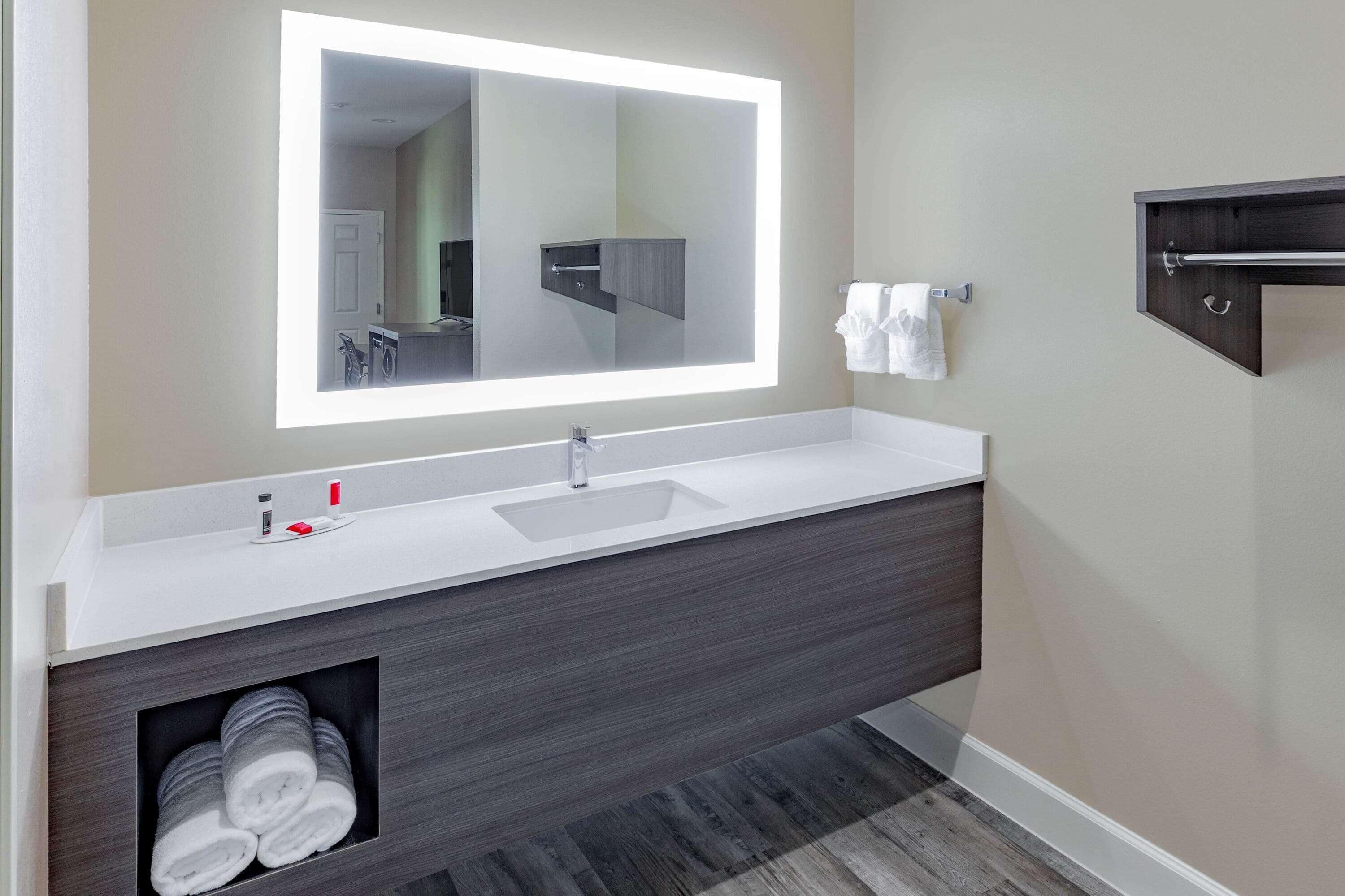 combined shower/bathtub, free toiletries, towels