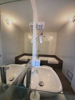 Combinazione doccia/vasca, asciugacapelli, asciugamani, sapone