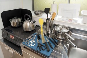 Kühlschrank, Mikrowelle, Herdplatte, Kochgeschirr/Geschirr/Besteck