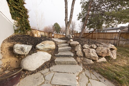 Ski & Hiking l Summer Pool l King Beds l Large Apartment l Mountain Views