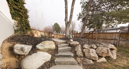 Ski & Hiking l Summer Pool l King Beds l Large Apartment l Mountain Views