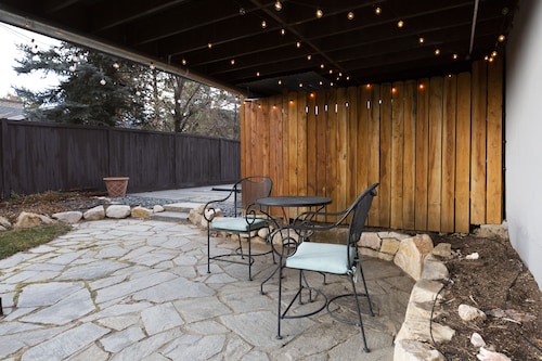 Ski & Hiking l Summer Pool l King Beds l Large Apartment l Mountain Views