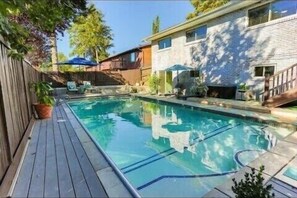 Una piscina al aire libre, una piscina climatizada