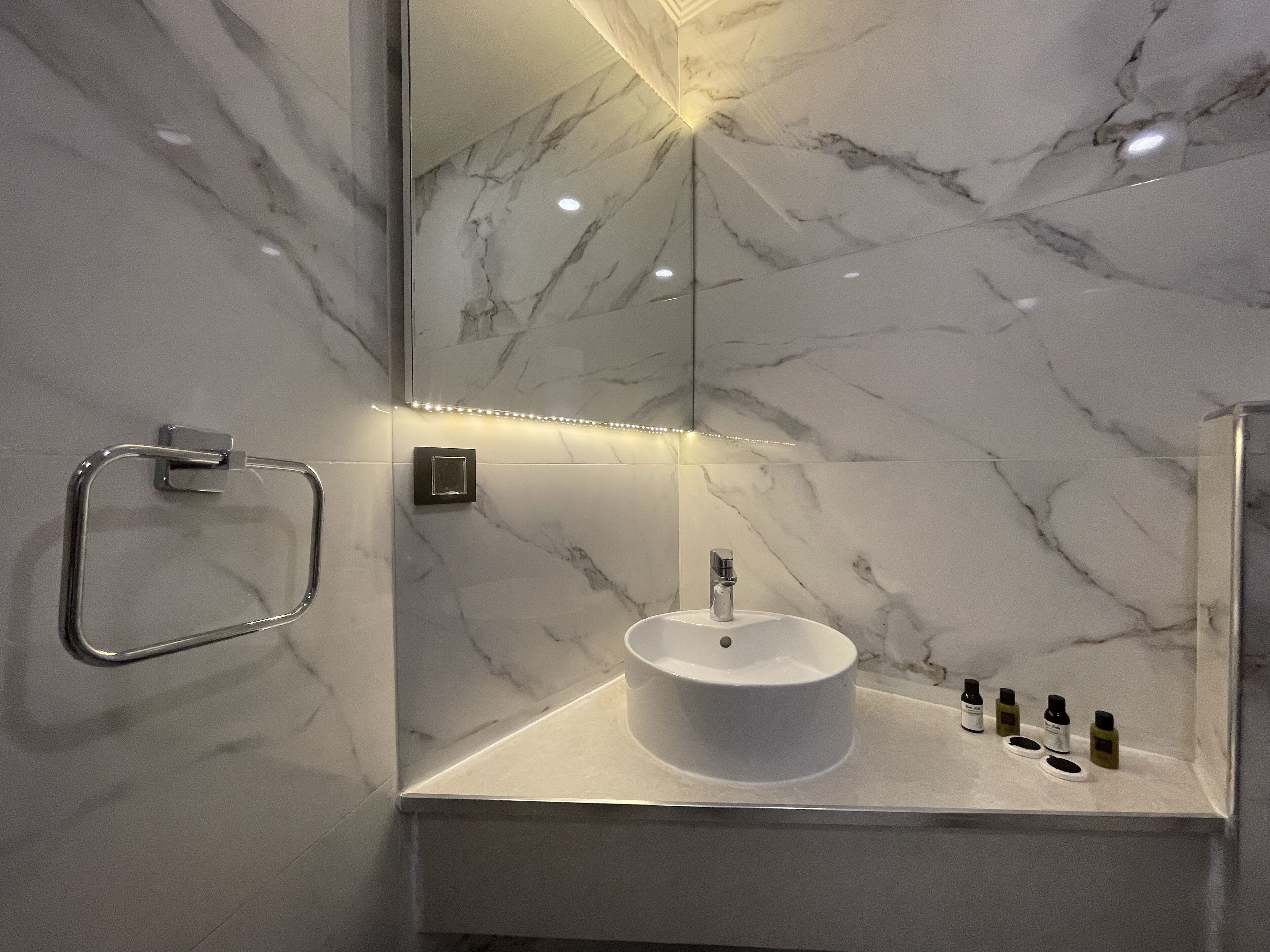 deluxe apartment, 3 bedrooms | bathroom | free toiletries, hair dryer, bathrobes, slippers