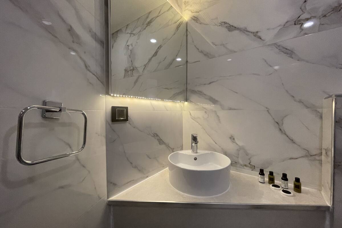 deluxe apartment, 3 bedrooms | bathroom | free toiletries, hair dryer, bathrobes, slippers