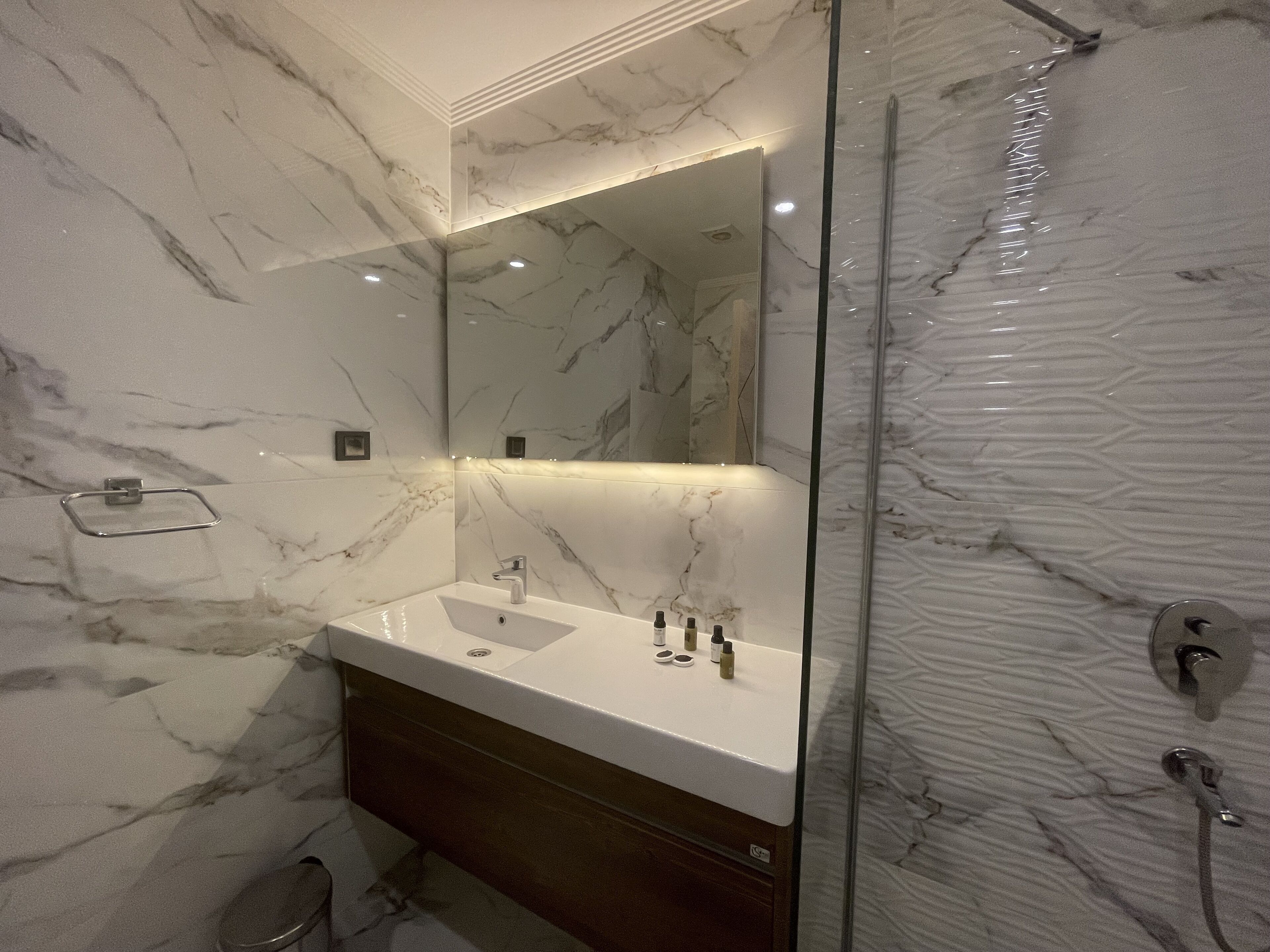 deluxe apartment, 3 bedrooms | bathroom | free toiletries, hair dryer, bathrobes, slippers