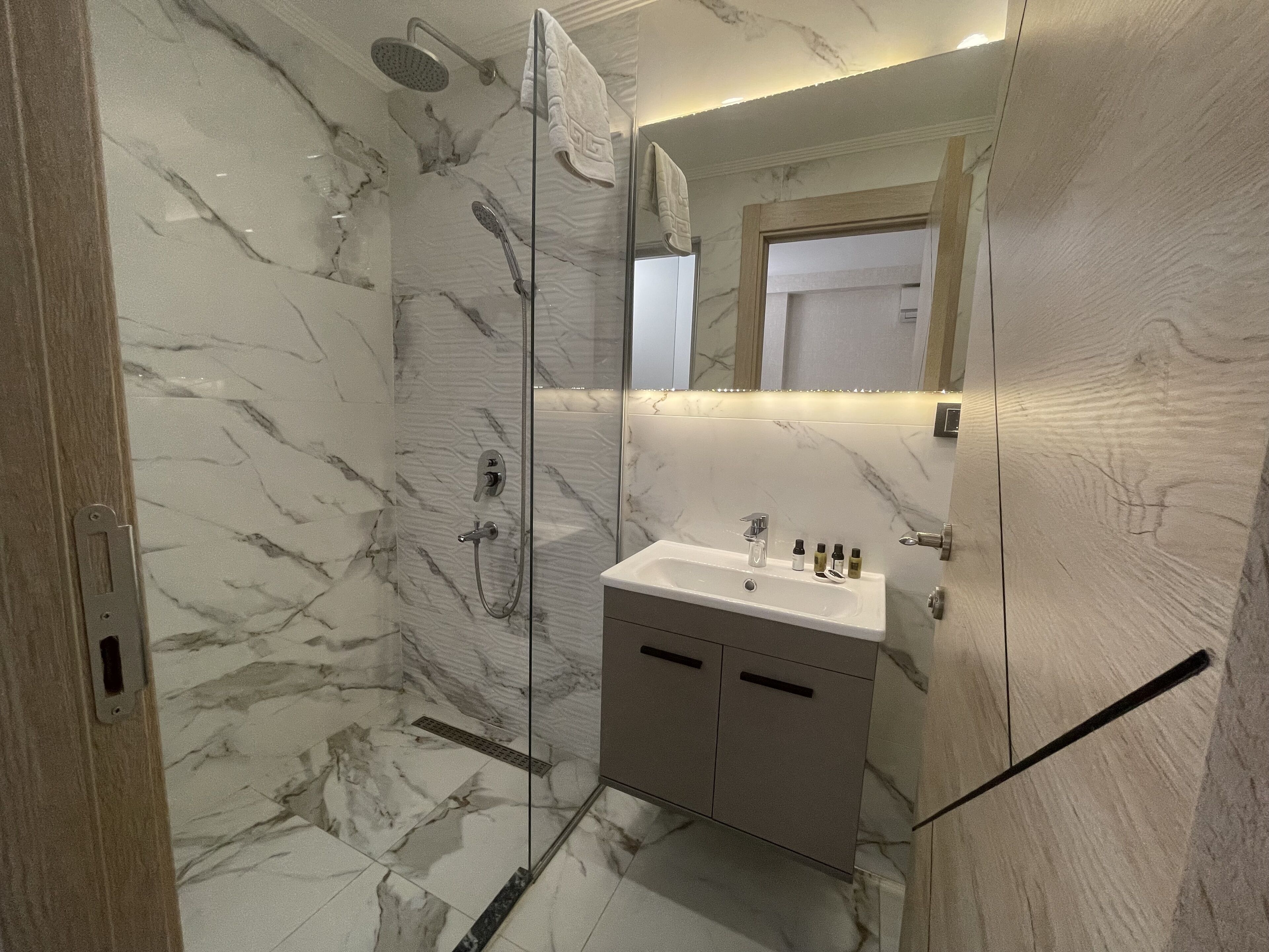 deluxe apartment, 2 bedrooms | bathroom | free toiletries, hair dryer, bathrobes, slippers