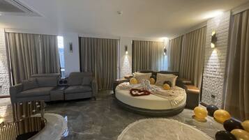 Presidential Studio Suite | Minibar, in-room safe, blackout curtains, soundproofing