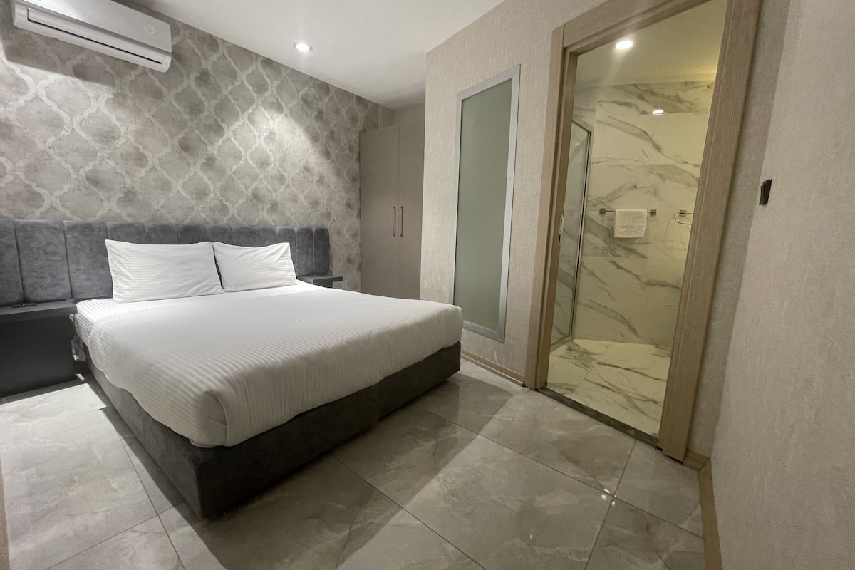 deluxe apartment, 3 bedrooms | 3 bedrooms, minibar, in-room safe, blackout curtains