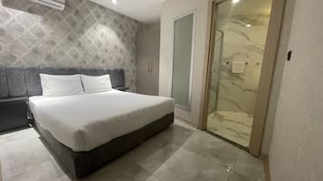 Apartamento luxo, 3 quartos | Frigobar, cofres nos quartos, cortinas blackout, quartos à prova de som