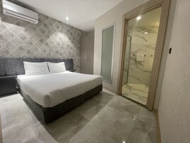 Apartamento Deluxe, 3 habitaciones | Minibar, caja fuerte, cortinas opacas y sistema de insonorización