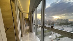 A corridor with a view of a cityscape and a parking area. - Le Luxe suites hotel & SPA (Bursa)