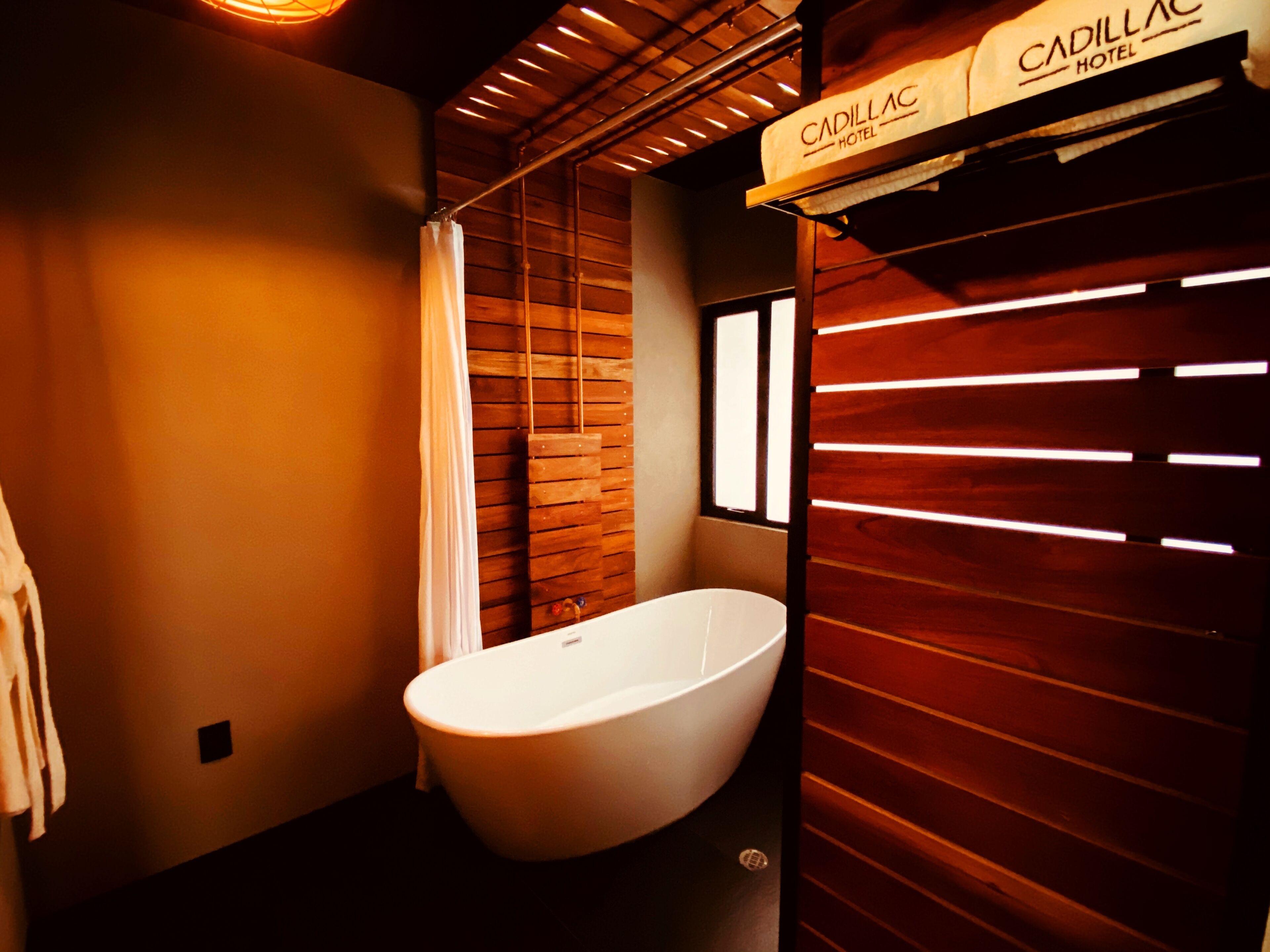 superior room, 1 king bed, jetted tub | deep-soaking bathtub
