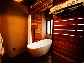Superior Room, 1 King Bed, Jetted Tub | Deep-soaking bathtub - Cadillac Hotel Boutique (Mexico City)