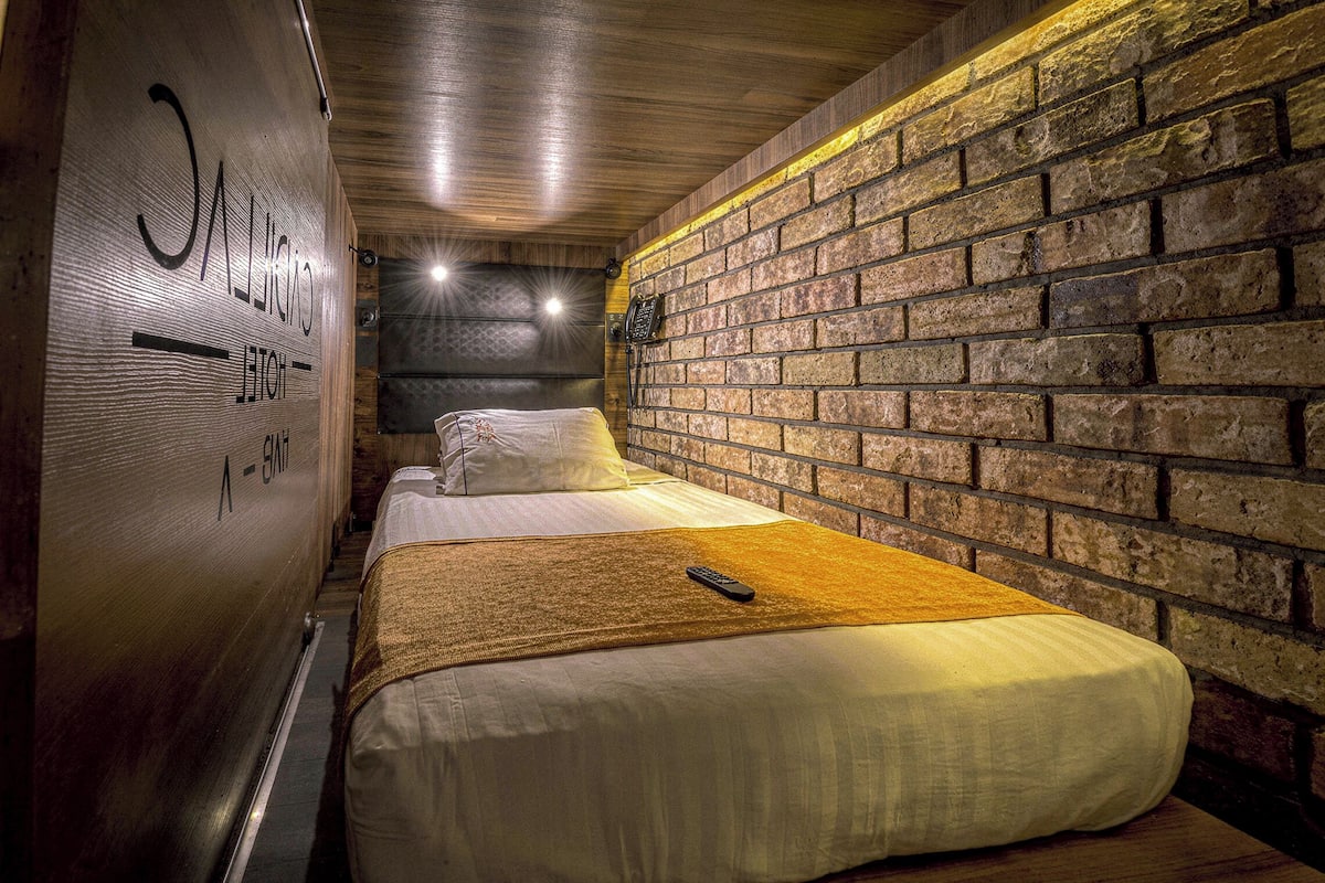 Habitación básica con 2 camas individuales, 2 camas individuales | Ropa de cama de alta calidad y caja de seguridad en la habitación