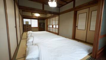 4 bedrooms, desk, free WiFi, bed sheets