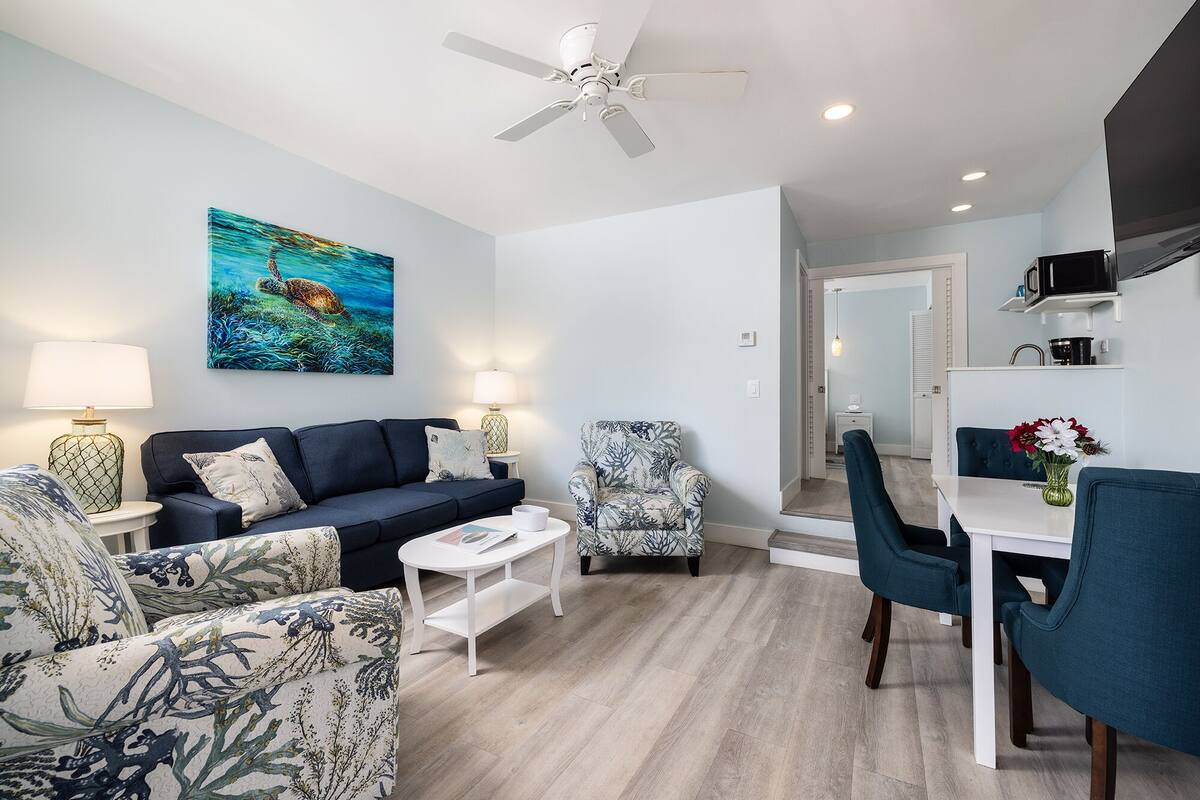 Superior Suite, 1 King Bed with Sofa bed, City View | Living area | 44-inch flat-screen TV with cable channels, TV