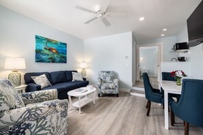 슈피리어 스위트, 킹사이즈침대 1개 및 소파베드, 시내 전망 | 거실 공간 | 케이블 채널 시청이 가능한 44인치 평면 TV, TV