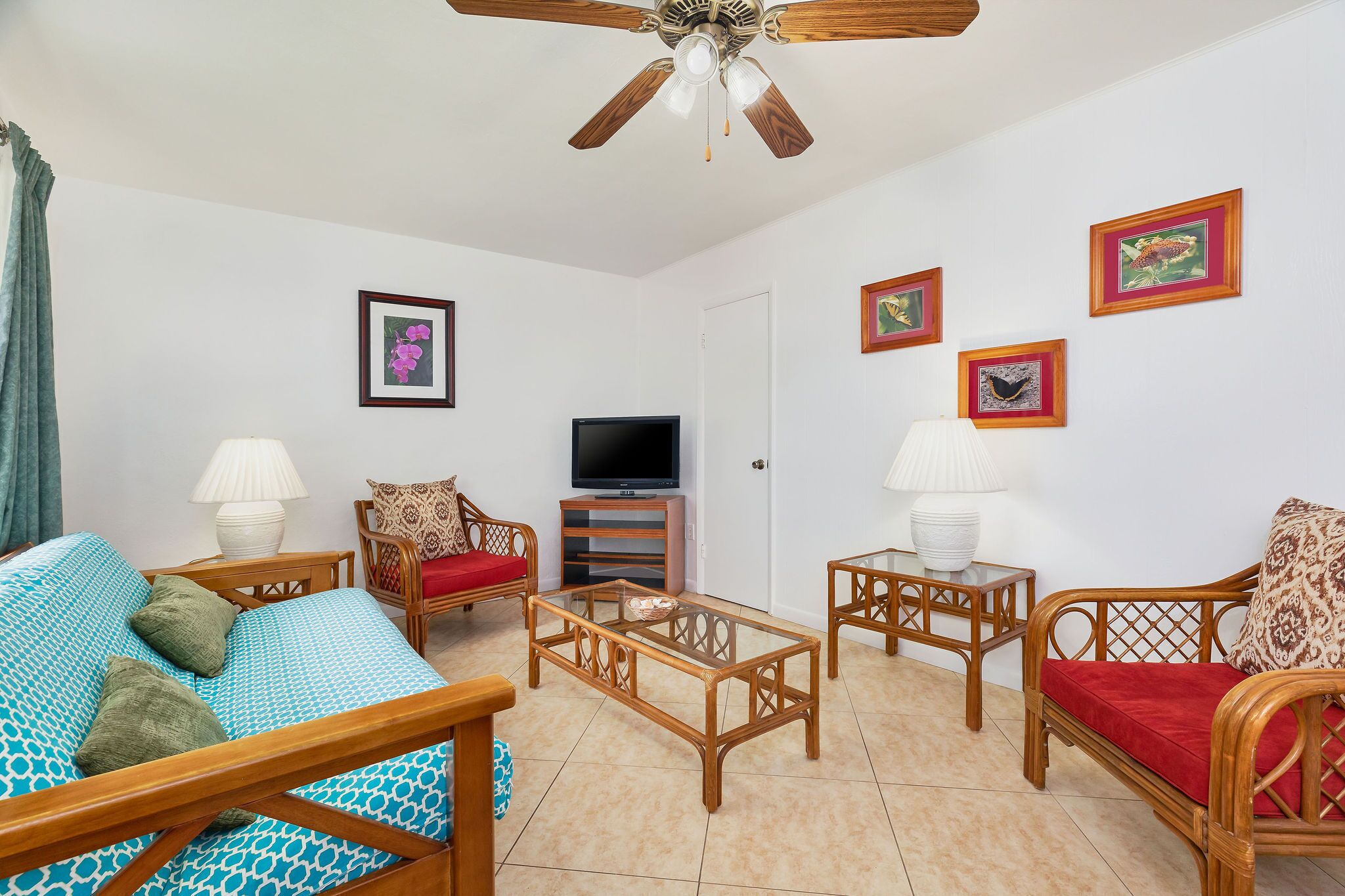 premium suite | living area | 44-inch flat-screen tv with cable channels, tv