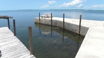 Une jetée en béton avec une petite plateforme en béton et une jetée en bois.