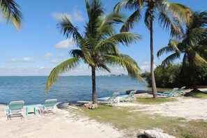 Privat strand, strandhåndklær og kajakkpadling