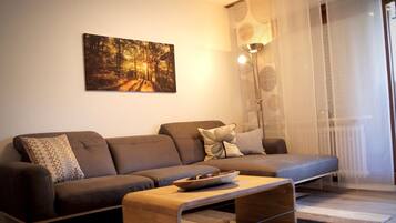 Fernseher, Tischfußball, Tischtennisplatte