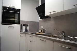 Een koelkast, een kookplaat, een vaatwasser